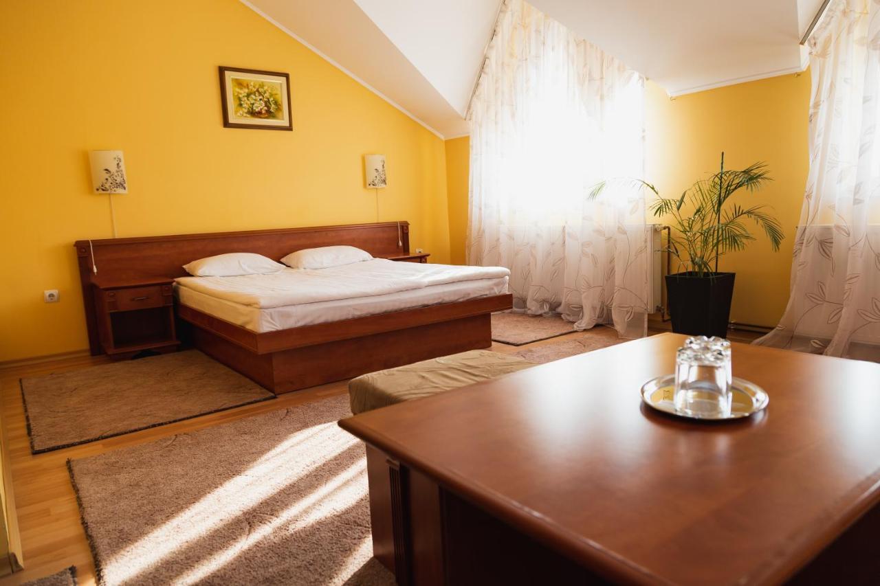 Hotel Europe Uzhhorod Exterior photo